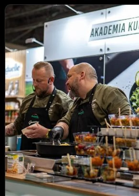 Referencia visual de demostración gastronómica en feria